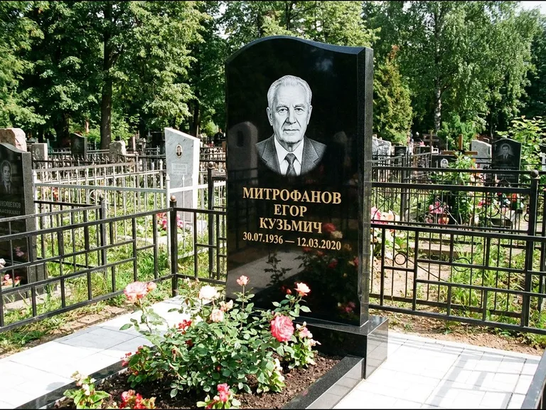Гравировка портрета на чёрном граните — выполненная работа 29 в Альметьевске