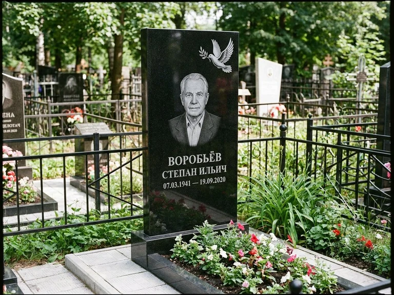 Гравировка голубей на памятник в Альметьевске — памятник из чёрного гранита с гравировкой