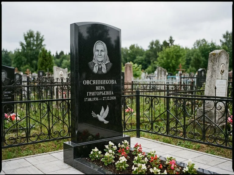 Памятник с гравировкой голубей — гравировка голубя с оливковой ветвью рядом с эпитафией, работа «Овсянникова» в Альметьевске