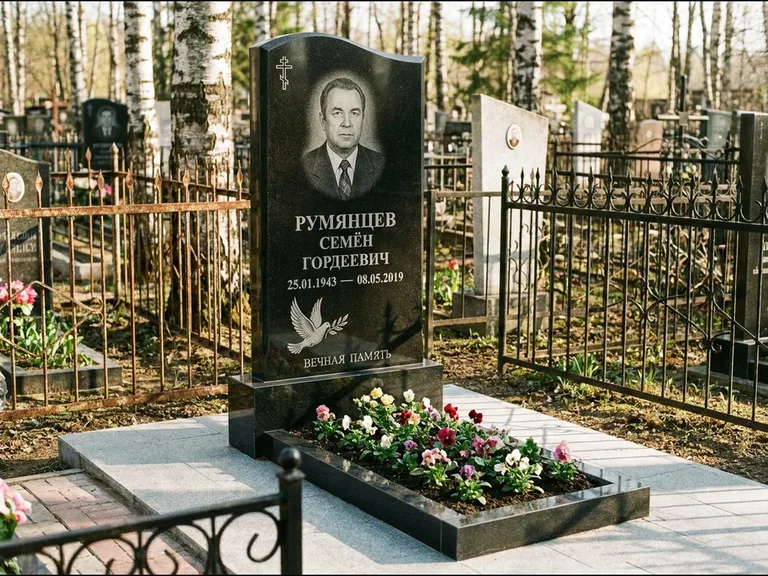 Памятник с гравировкой голубей — гравировка голубя с оливковой ветвью рядом с эпитафией, работа «Румянцев» в Альметьевске