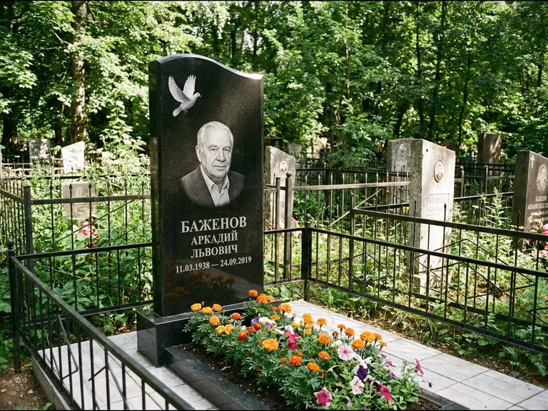 Памятник с гравировкой голубей — белая гравировка взлетающего голубя над портретом, работа «Баженов» в Альметьевске