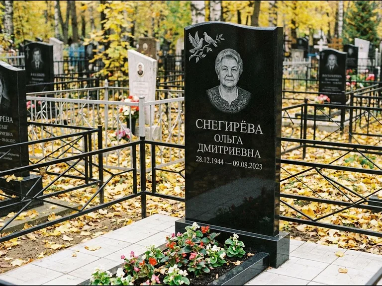 Памятник с гравировкой голубей — гравировка пары голубей на ветке в верхнем углу стелы, работа «Снегирёва» в Альметьевске
