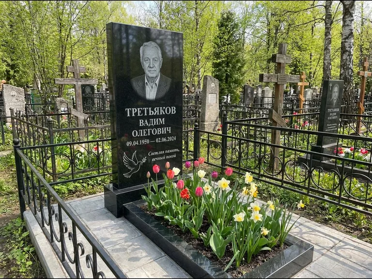 Памятник с гравировкой голубей — гравировка голубя с оливковой ветвью рядом с эпитафией, работа «Третьяков» в Альметьевске