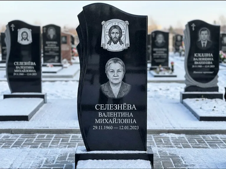 Памятник с гравировкой иконы — Казанская икона Божией Матери на стеле, работа «Одинцов» в Альметьевске