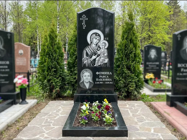 Памятник с гравировкой иконы — икона в резном киоте, работа «Гущин» в Альметьевске