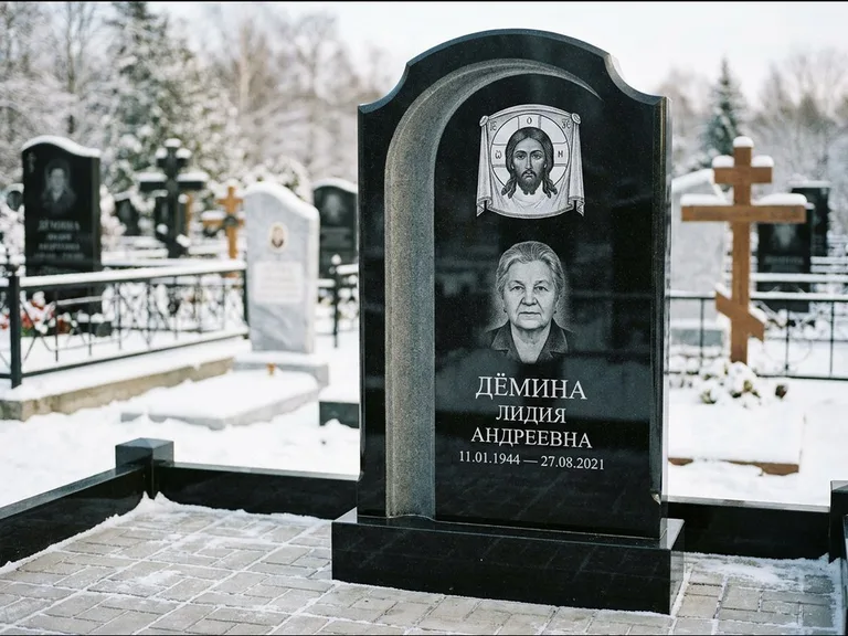 Памятник с гравировкой иконы: гранёный восьмиугольный обелиск с крестом — гравировка Николая Чудотворца, семейный участок с гранитной скамьёй, работа «Зотов» в Альметьевске