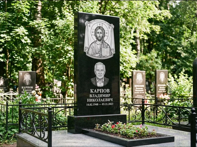 Памятник с гравировкой иконы: широкая двойная семейная стела — золочёный нимб на образе, цветник с красными розами, работа «Воронцова» в Альметьевске