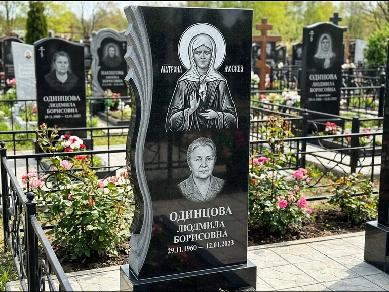 Памятник с гравировкой иконы: ступенчатая двухуровневая стела — Архангел Михаил на стеле, каменная дорожка из плитняка, работа «Одинцов» в Альметьевске