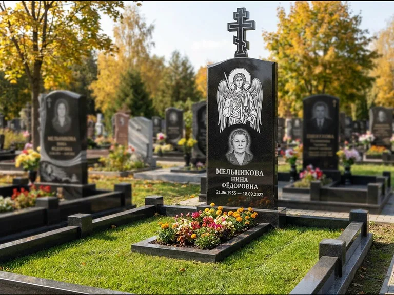 Памятник с гравировкой иконы: округлая стела-медальон с ликом — гравировка Богородицы «Семистрельная», луговые травы и полевые цветы за участком, работа «Гущин» в Альметьевске