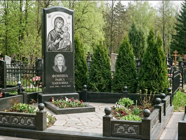Памятник с гравировкой иконы: высокий гранёный обелиск с крестом-навершием — гравировка образа Матроны Московской, открытый участок без ограды, работа «Третьяков» в Альметьевске