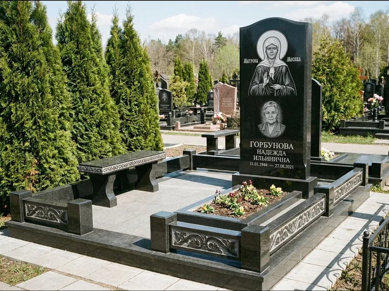 Памятник с гравировкой иконы: стела в форме раскрытой книги с образом — гравировка образа Спасителя, цоколь тёмной плиткой, работа «Зотов» в Альметьевске