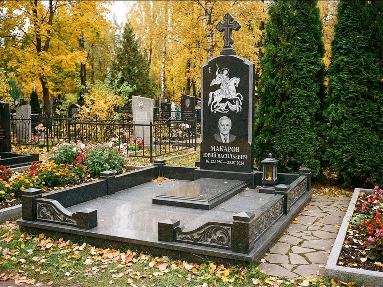 Памятник с гравировкой иконы: ступенчатая трёхуровневая стела — золочёный нимб на образе, дорожка из природного плитняка, работа «Лебедева» в Альметьевске