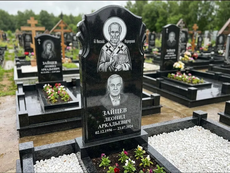 Памятник с гравировкой иконы — образ Николая Чудотворца, работа «Лебедева» в Альметьевске