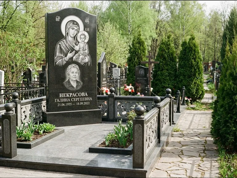 Памятник с гравировкой иконы: полукруглая стела с купольным навершием — Архангел Михаил на стеле, заснеженный зимний участок, работа «Гущин» в Альметьевске