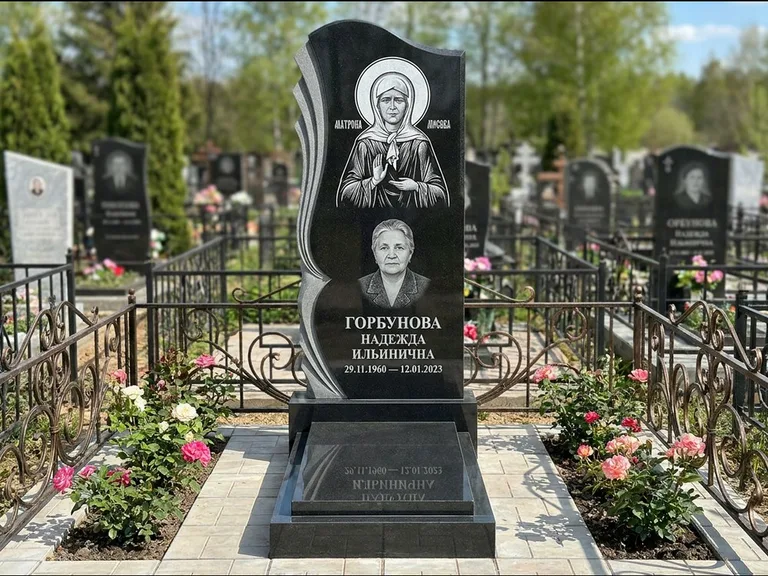 Памятник с гравировкой иконы — икона в резном киоте, работа «Одинцов» в Альметьевске
