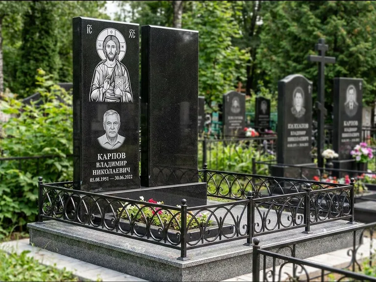 Памятник с гравировкой иконы — Казанская икона Божией Матери на стеле, работа «Богданова» в Альметьевске