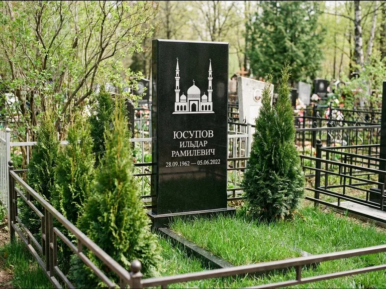 Мусульманский памятник с гравировкой мечети — силуэт мечети с двумя минаретами над именем, работа «Юсупов» в Альметьевске