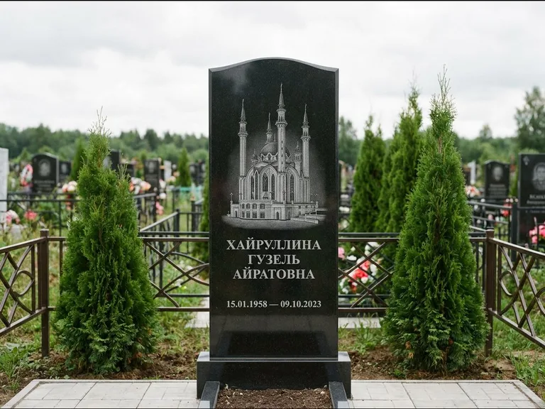 Мусульманский памятник с гравировкой мечети — мечеть Кул-Шариф на обороте стелы, работа «Хайруллина» в Альметьевске