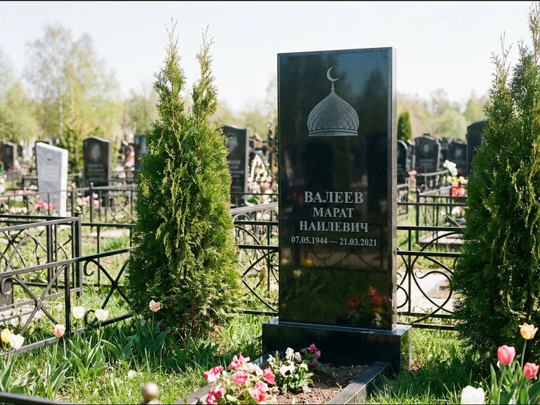 Мусульманский памятник с гравировкой мечети — купол с полумесяцем в верхней части, работа «Валеев» в Альметьевске