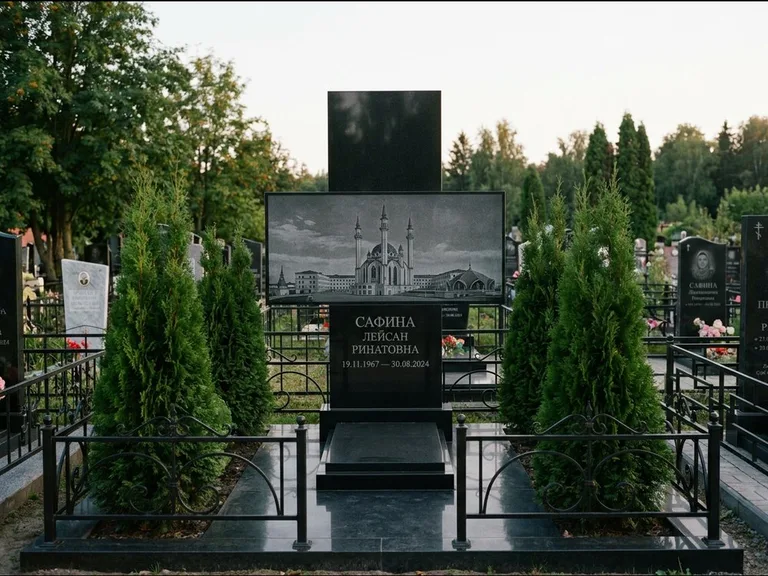Мусульманский памятник с гравировкой мечети — панорама мечети во всю ширину стелы, работа «Сафина» в Альметьевске