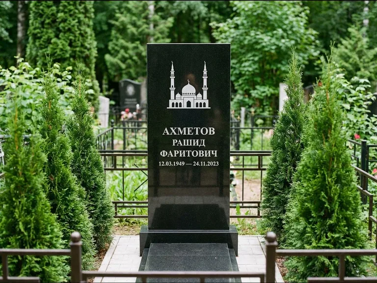 Мусульманский памятник с гравировкой мечети — силуэт мечети с двумя минаретами над именем, работа «Ахметов» в Альметьевске