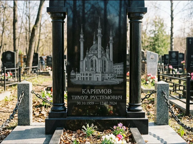 Мусульманский памятник с гравировкой мечети: стела с колоннами-минаретами по бокам — детализированная гравировка мечети Кул-Шариф, гранитные столбики с провисающей цепью, работа «Каримов» в Альметьевске