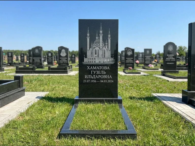 Мусульманский памятник с гравировкой мечети: небольшая скромная одиночная стела — золочёная гравировка мечети, аккуратный участок с газоном, работа «Нигматуллина» в Альметьевске