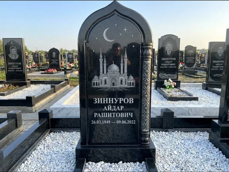 Мусульманский памятник с гравировкой мечети: стела с михраб-верхом и резной боковой колонной — детализированная гравировка мечети Кул-Шариф, белая мраморная крошка, работа «Ахметов» в Альметьевске