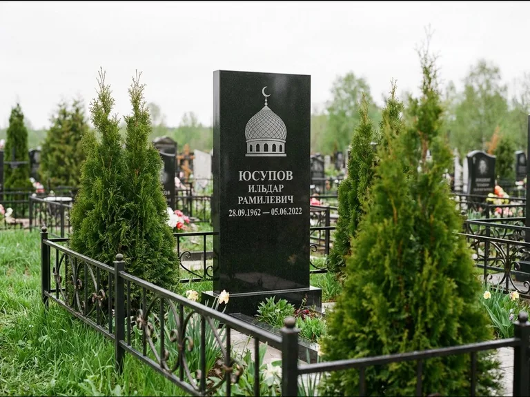 Мусульманский памятник с гравировкой мечети — купол с полумесяцем в верхней части, работа «Юсупов» в Альметьевске