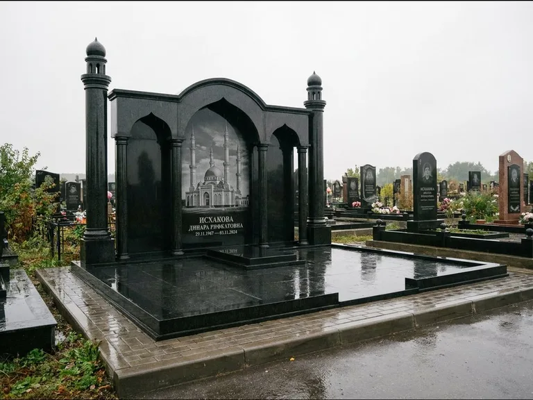 Мусульманский памятник с гравировкой мечети: семейный мемориал с колоннами-минаретами и аркой — золочёная гравировка мечети, большая мощёная площадка, работа «Абдуллаева» в Альметьевске