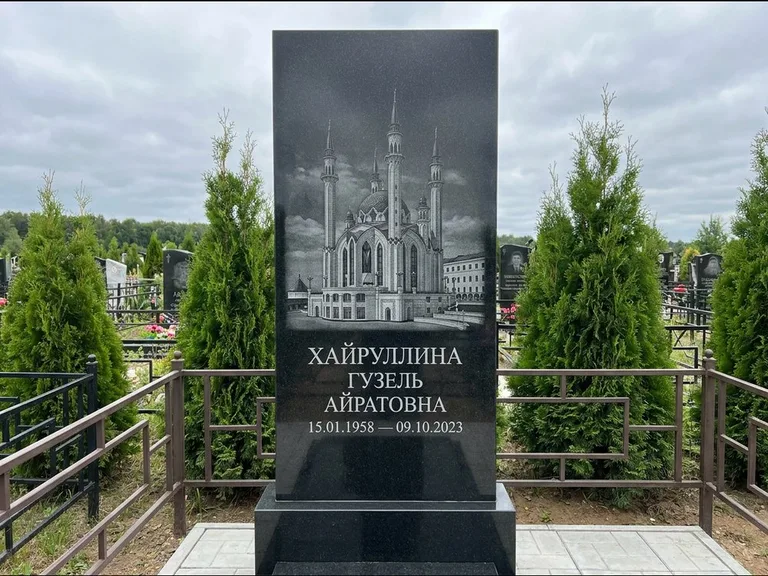 Мусульманский памятник с гравировкой мечети — панорама мечети во всю ширину стелы, работа «Хайруллина» в Альметьевске
