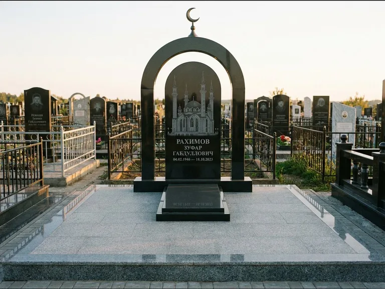 Мусульманский памятник с гравировкой мечети: монументальная стела-арка с полумесяцем на вершине — детализированная гравировка мечети Кул-Шариф, мощёная гранитная площадка с бордюром, работа «Юсупов» в Альметьевске
