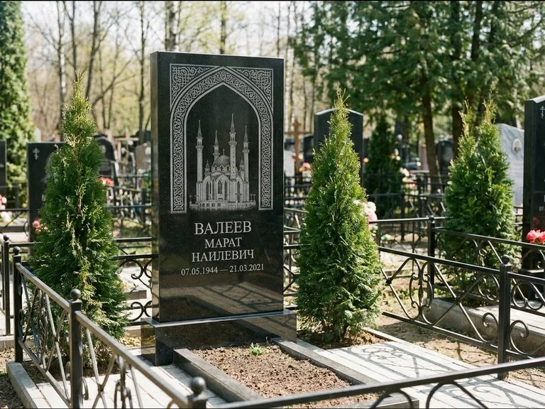 Мусульманский памятник с гравировкой мечети — мечеть в восточной арке с орнаментом, работа «Валеев» в Альметьевске