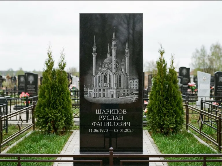 Мусульманский памятник с гравировкой мечети — мечеть Кул-Шариф на обороте стелы, работа «Шарипов» в Альметьевске