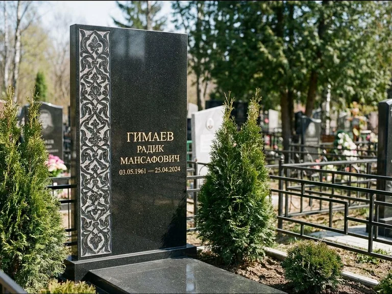 Мусульманский памятник — колонна ислими по краю стелы, работа «Гимаев» в Альметьевске