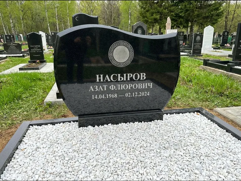Мусульманский памятник: стела с волнообразным скошенным верхом — гравировка мечети под полумесяцем и звёздами, белая мраморная крошка с бордюром, работа «Насыров» в Альметьевске