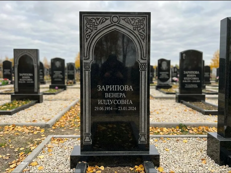Мусульманский памятник: фигурная стела с михраб-нишей — гравировка мечети в михраб-арке с орнаментом, светлая гравийная отсыпка, работа «Зарипова» в Альметьевске