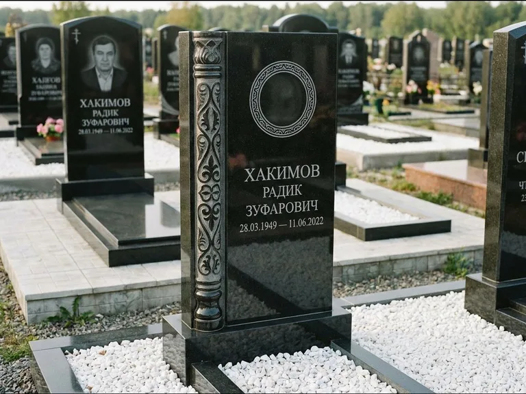 Мусульманский памятник: стела с боковой резной орнаментальной колонной — детализированная гравировка мечети Кул-Шариф, белая мраморная крошка, работа «Хабибуллин» в Альметьевске