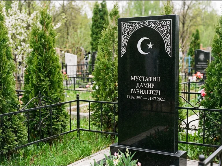 Мусульманский памятник — полумесяц со звездой и орнамент-бордюр, работа «Мустафин» в Альметьевске