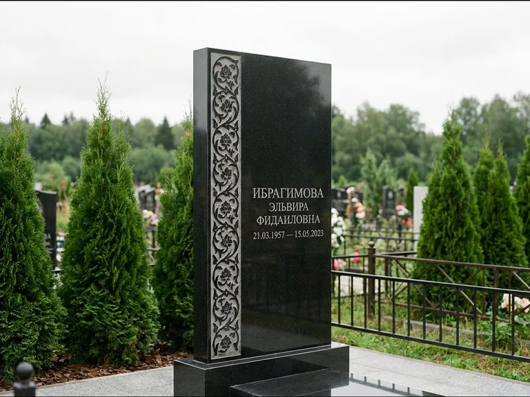 Мусульманский памятник — колонна ислими по краю стелы, работа «Ибрагимова» в Альметьевске