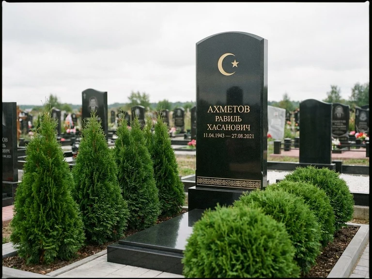 Гравировка полумесяца на памятник в Альметьевске — памятник из чёрного гранита с гравировкой