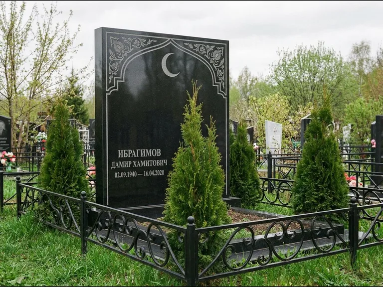 Памятник с гравировкой полумесяца — гравировка полумесяца в восточной арке с орнаментом, работа «Ибрагимов» в Альметьевске