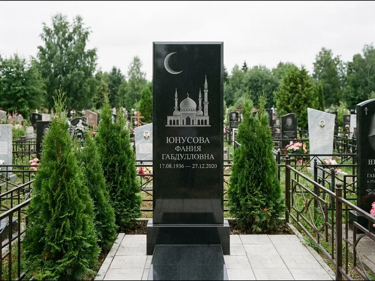 Памятник с гравировкой полумесяца — гравировка полумесяца над силуэтом мечети, работа «Юнусова» в Альметьевске
