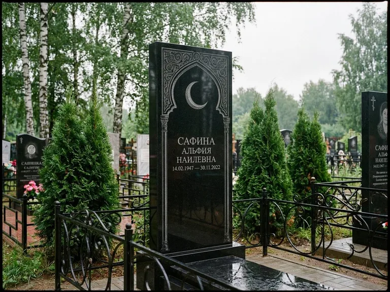 Памятник с гравировкой полумесяца — гравировка полумесяца в восточной арке с орнаментом, работа «Сафина» в Альметьевске
