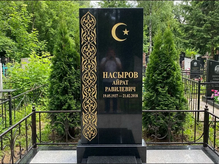 Памятник с гравировкой полумесяца — золочёный полумесяц и колонна растительного орнамента-ислими, работа «Насыров» в Альметьевске
