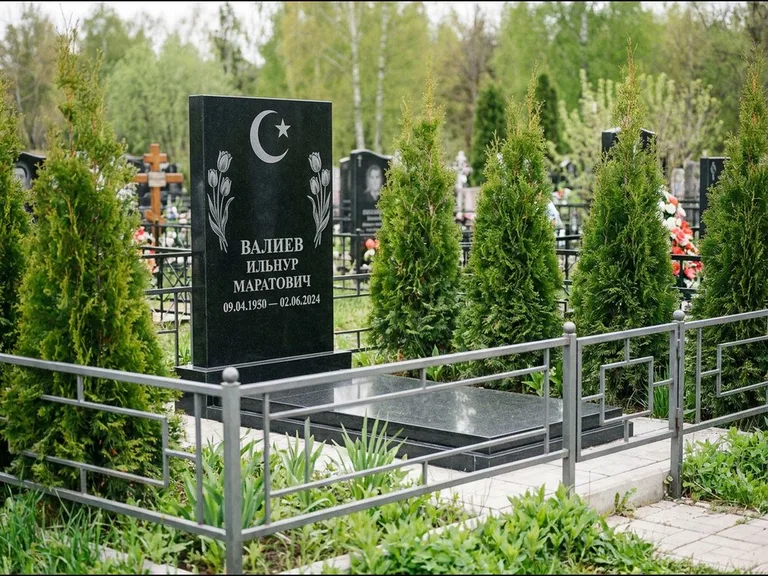 Памятник с гравировкой полумесяца — гравировка полумесяца со звездой и тюльпанами по бокам, работа «Валиев» в Альметьевске