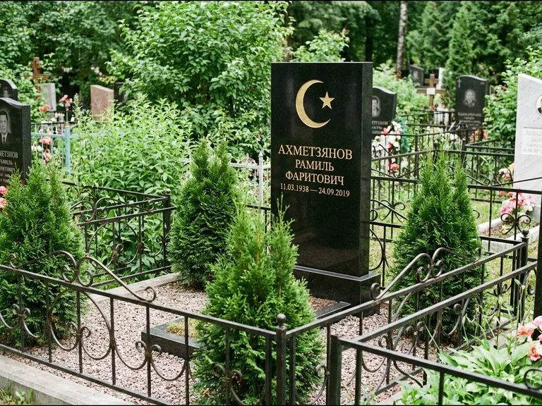Памятник с гравировкой полумесяца — золочёная гравировка полумесяца со звездой в верхней части с, работа «Ахметзянов» в Альметьевске