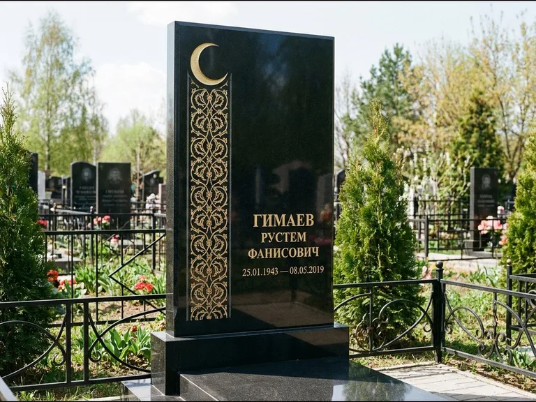 Памятник с гравировкой полумесяца — золочёный полумесяц и колонна растительного орнамента-ислими, работа «Гимаев» в Альметьевске