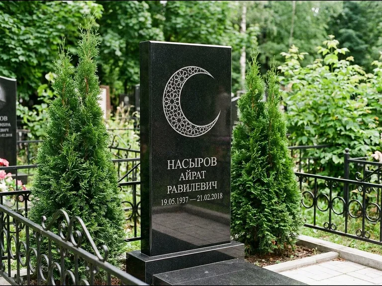 Памятник с гравировкой полумесяца — гравировка полумесяца в геометрическом орнаменте-гирихе, работа «Насыров» в Альметьевске
