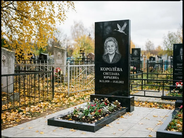 Памятник с гравировкой журавлей — белая гравировка клина журавлей, уходящего в верхний угол ст, работа «Королёва» в Альметьевске